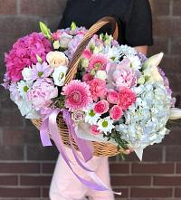 Композиция солнечный день в Ельце Цветочная композиция из Розы, Хризантемы, Пионы и Лизиантусы в корзине в Ельце