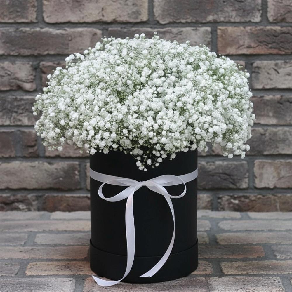 Цветочная композиция из Гипсофила в шляпной коробке в Ельце