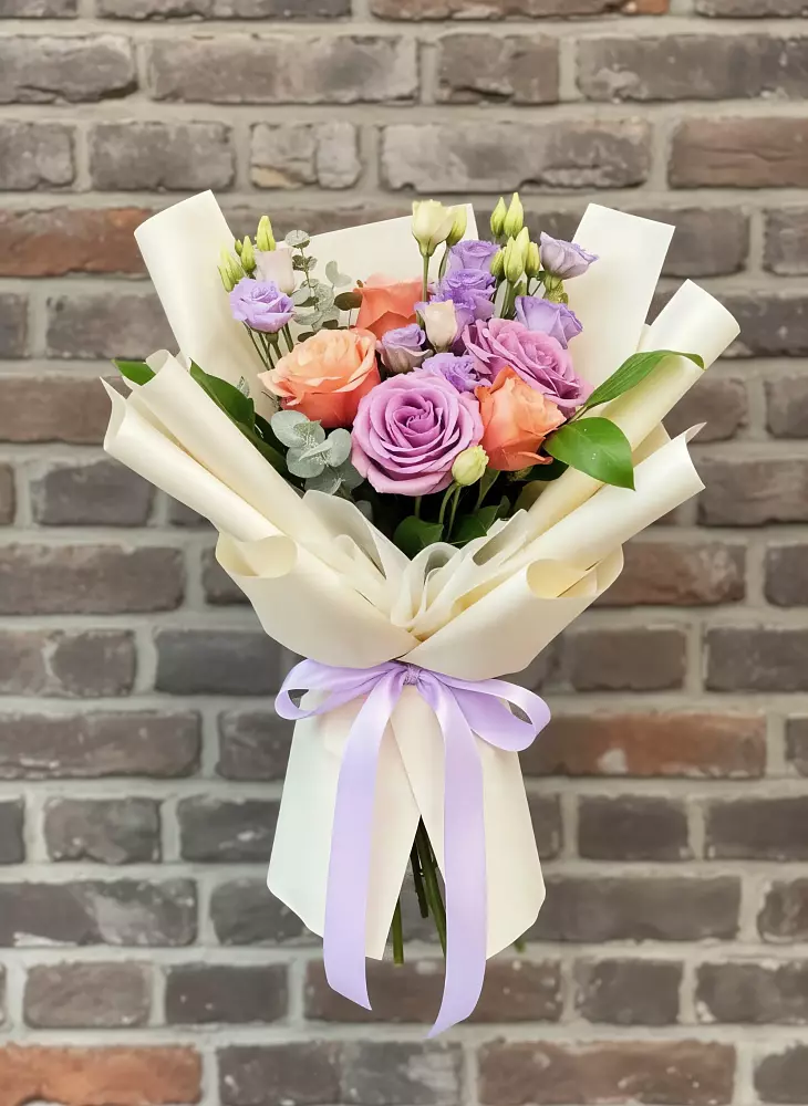 Букет цветов из: Лизиантусы и Розы в Ельце