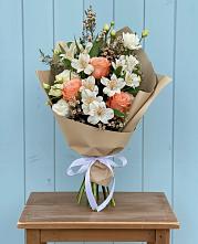 Букет цветов из:  Альстромерии, Лизиантусы, Розы и Хризантемы в Ельце