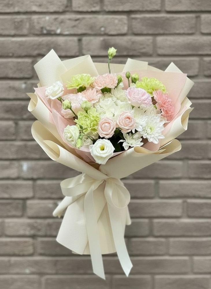 Букет цветов из: Гвоздики, Розы, Лизиантусы и Хризантемы в Ельце