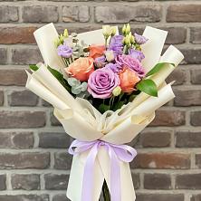 Букет цветов из:  Лизиантусы и Розы в Ельце