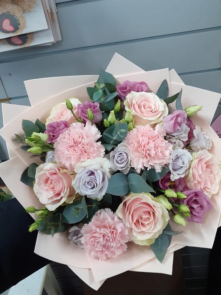 Букет цветов из: Розы, Гвоздики и Лизиантусы в Ельце