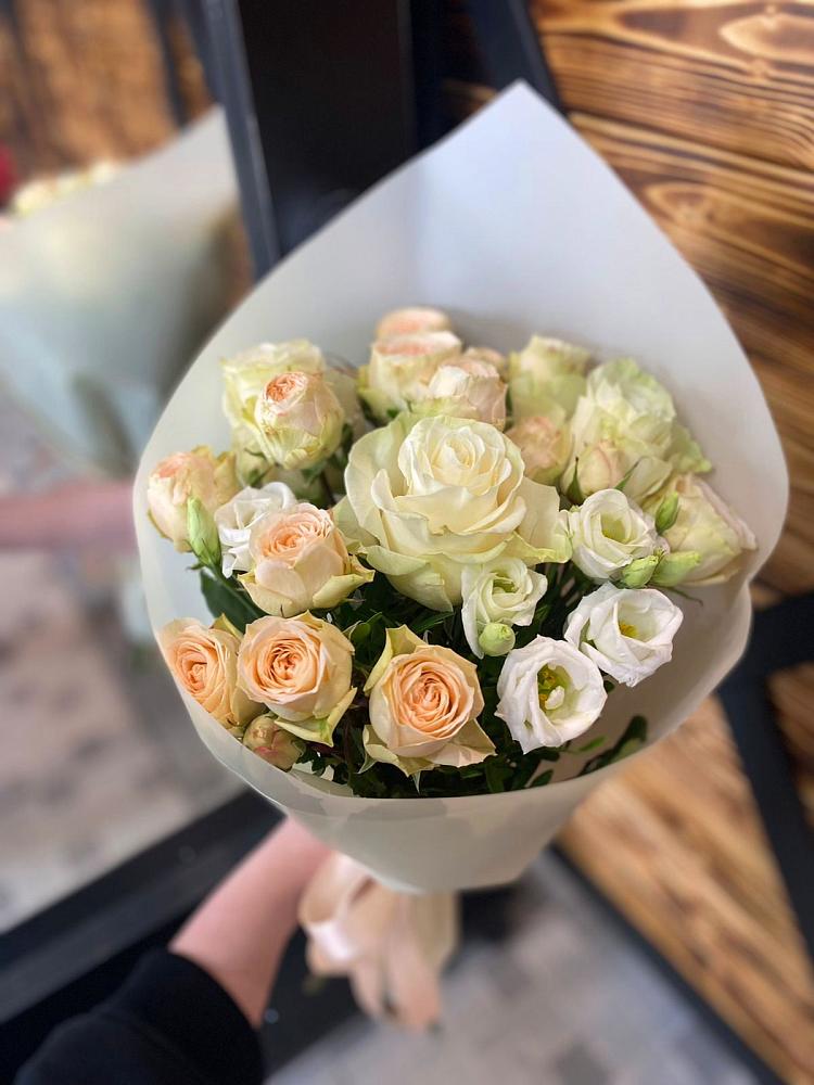 Букет цветов из: Розы и Лизиантусы в Ельце